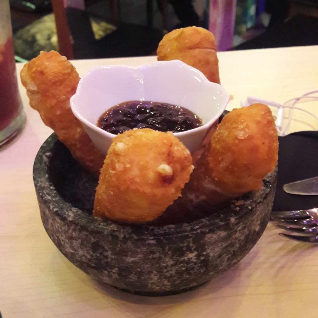 Tequeños y salsa de maracuya 