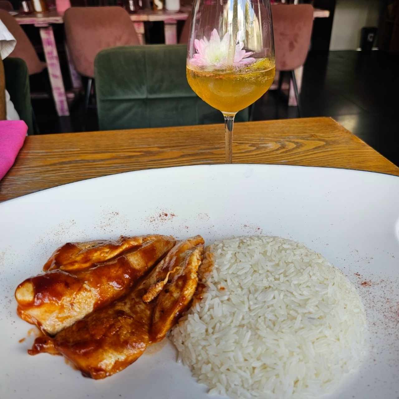Pollo al grill o en salsa con acompañamiento.