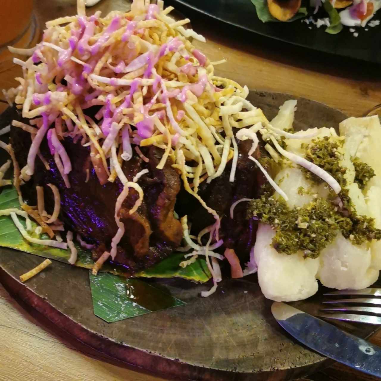 costillitas con yuca al mojo. esas costillitas estaban riquísimas