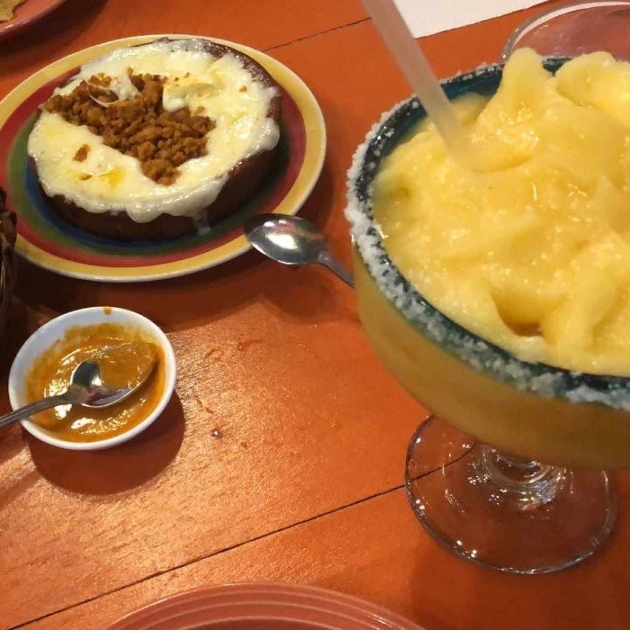 Queso fundido y Margarita de Maracuyá