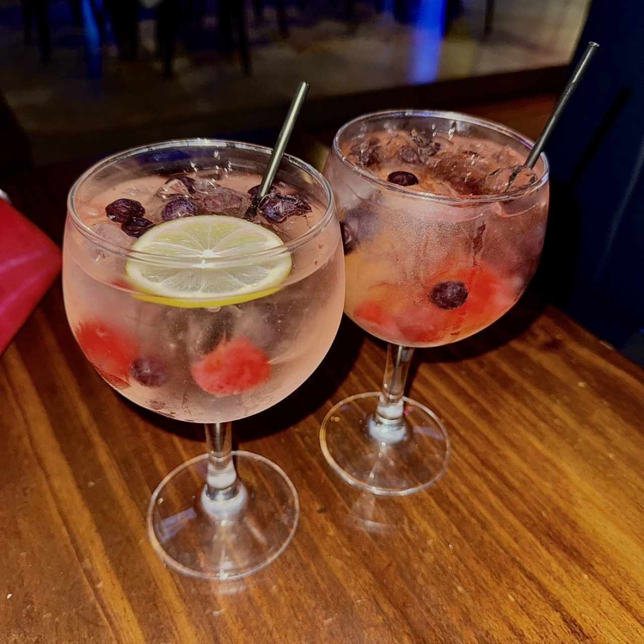 Gin tonic con frutos rojos 