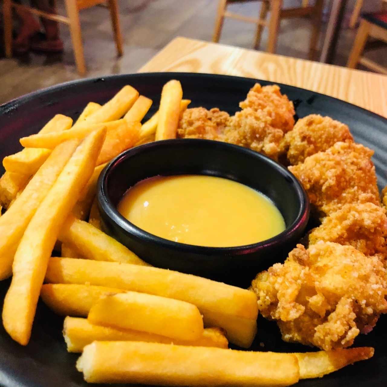 Chicken Fingers con papitas (Menu de niños)