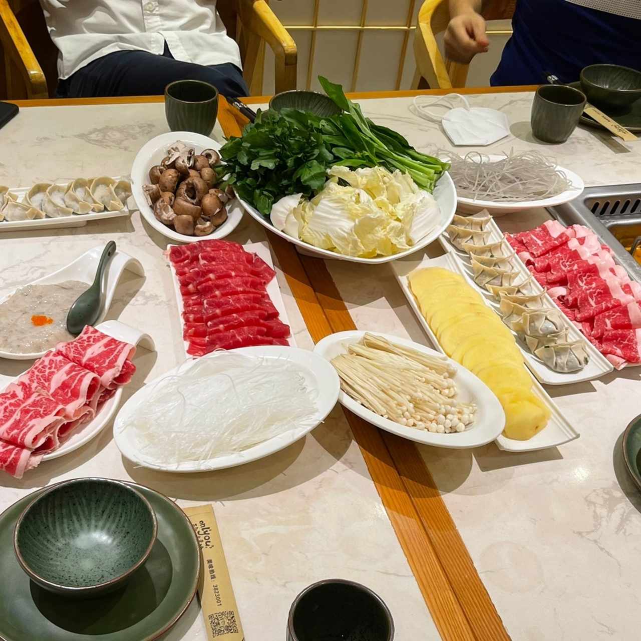 Carnes, hongos, gyosas, papas y fideos