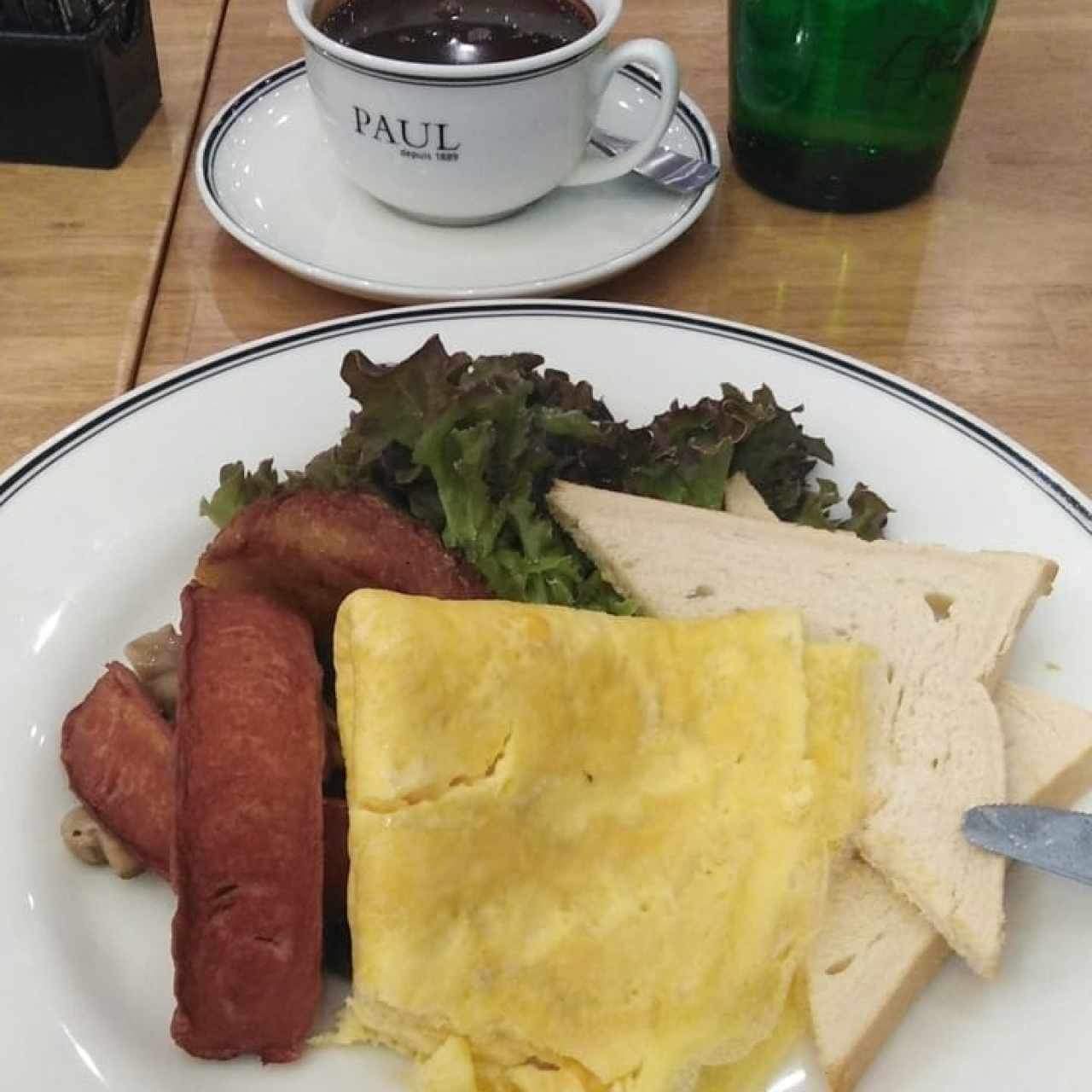 desayunando en paul un poco lento y desorganizado la atención pero la comida y postres es muy buena 