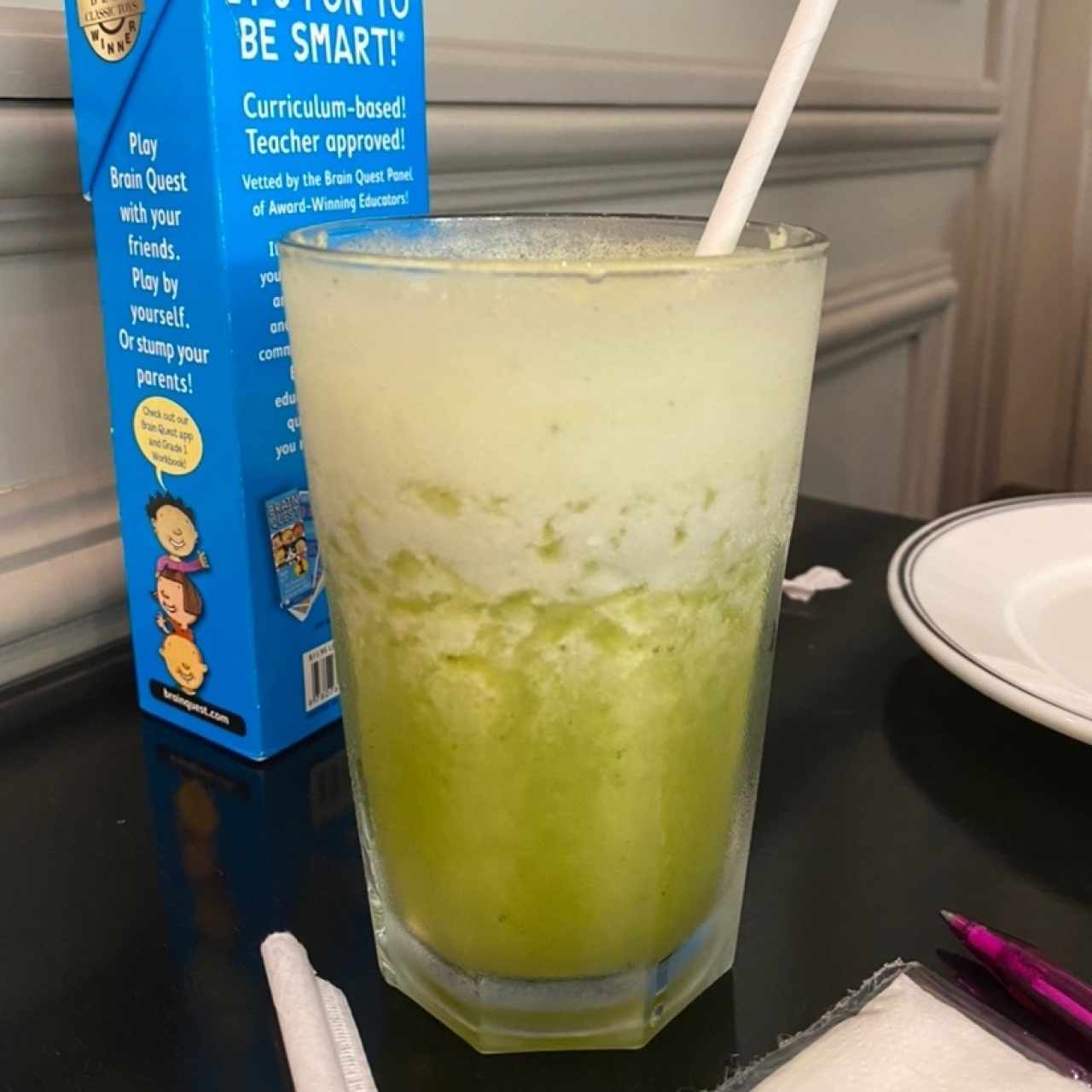 Jugo natural de piña con hierbabuena.