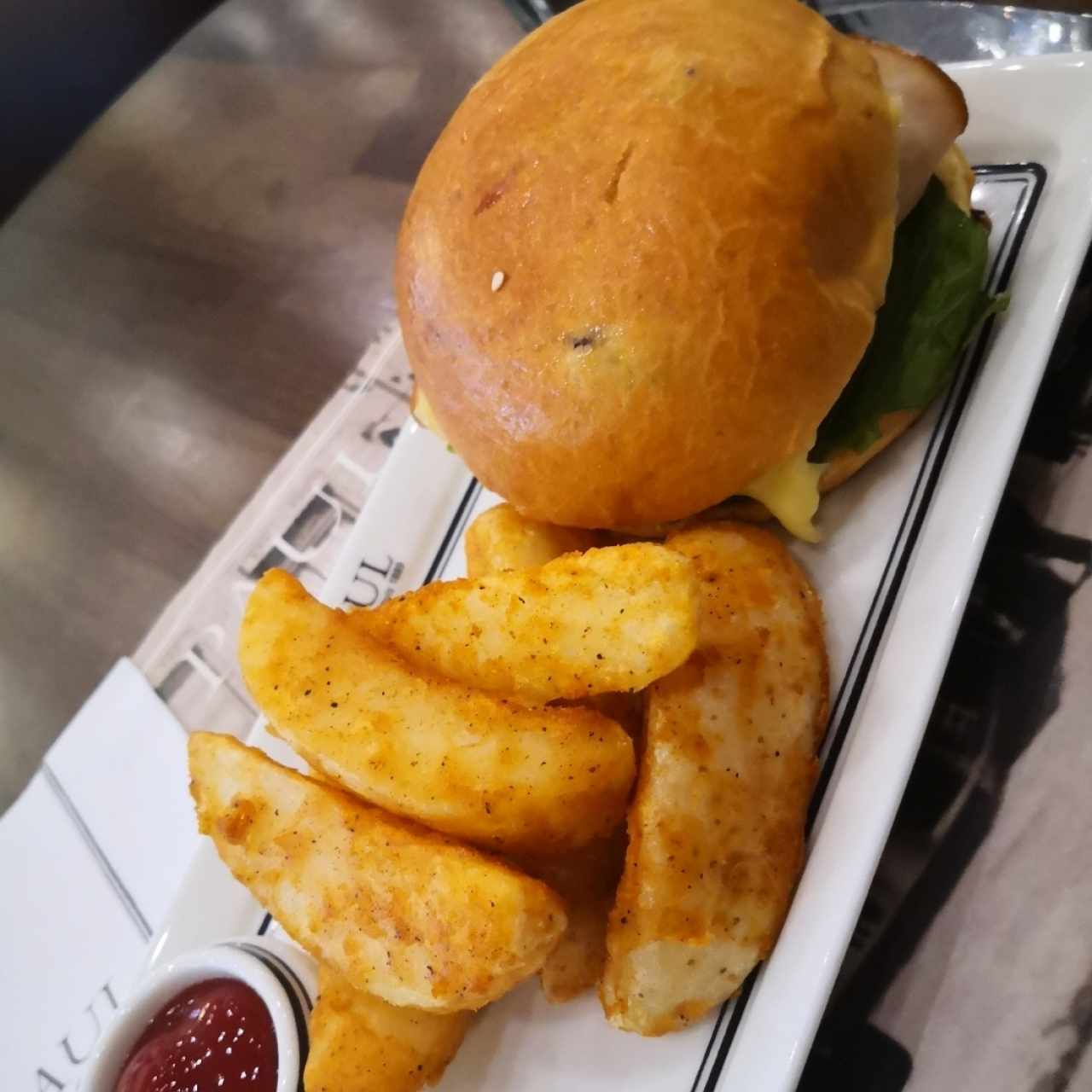 Pan brioche con pasas con Jamón y Queso