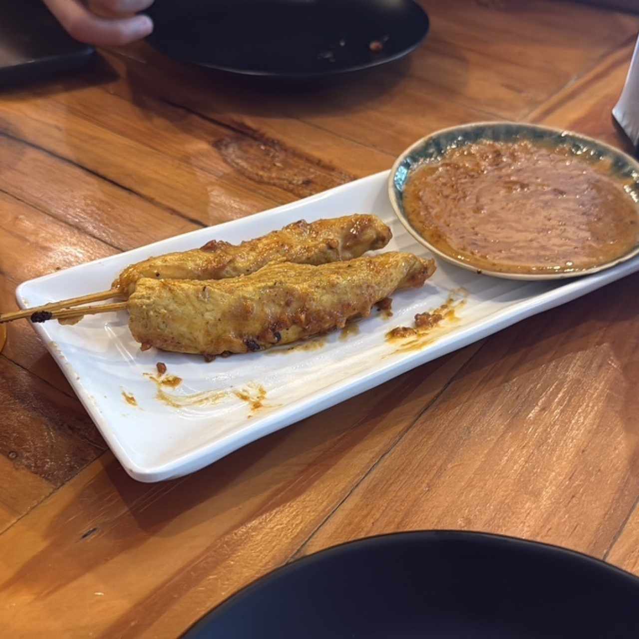 5. Brochetas de pollo con salsa de Maní 4 unid.