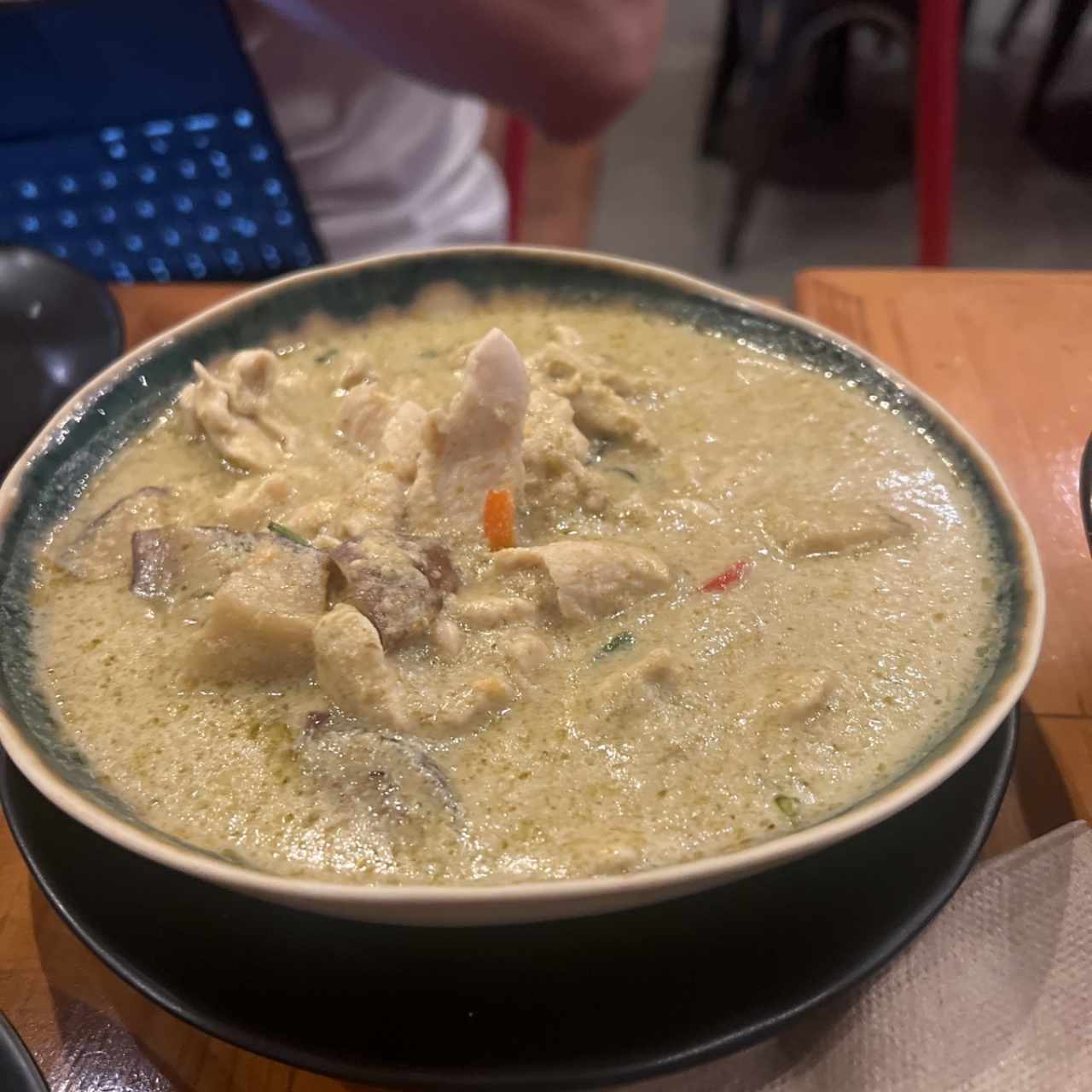 Curry de pollo con salsa verde
