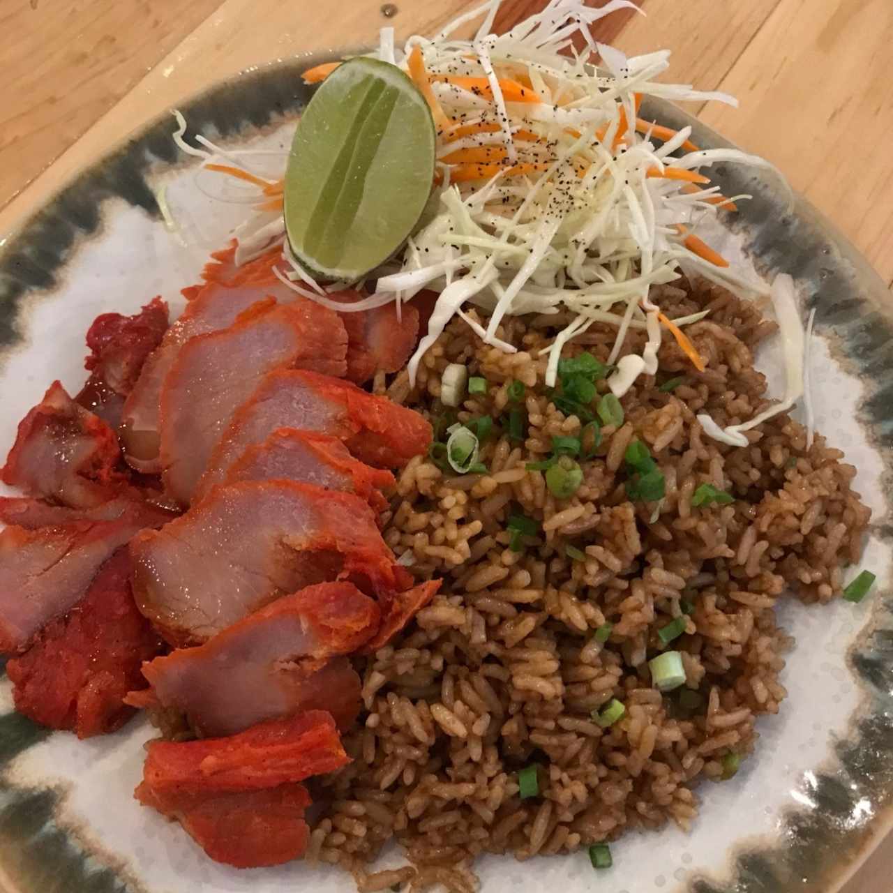 Menú Lunch: puerco asado con arroz frito 