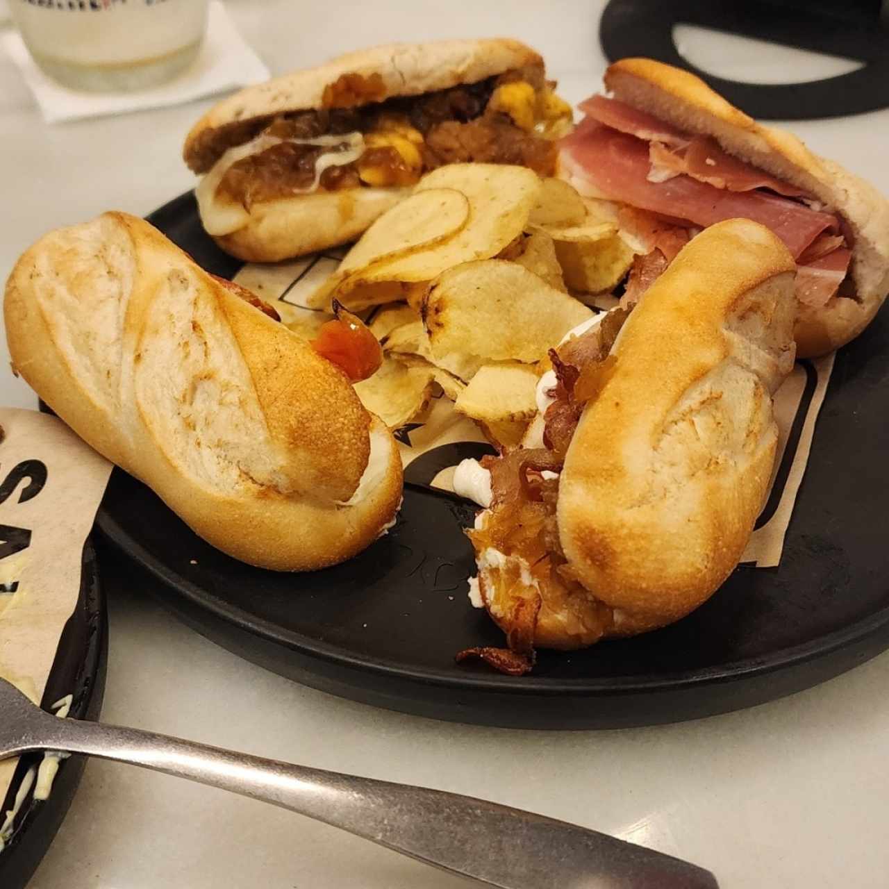JAMON SERRANO, MOZZARELLA, LECHUGA, TOMATE Y PESTO