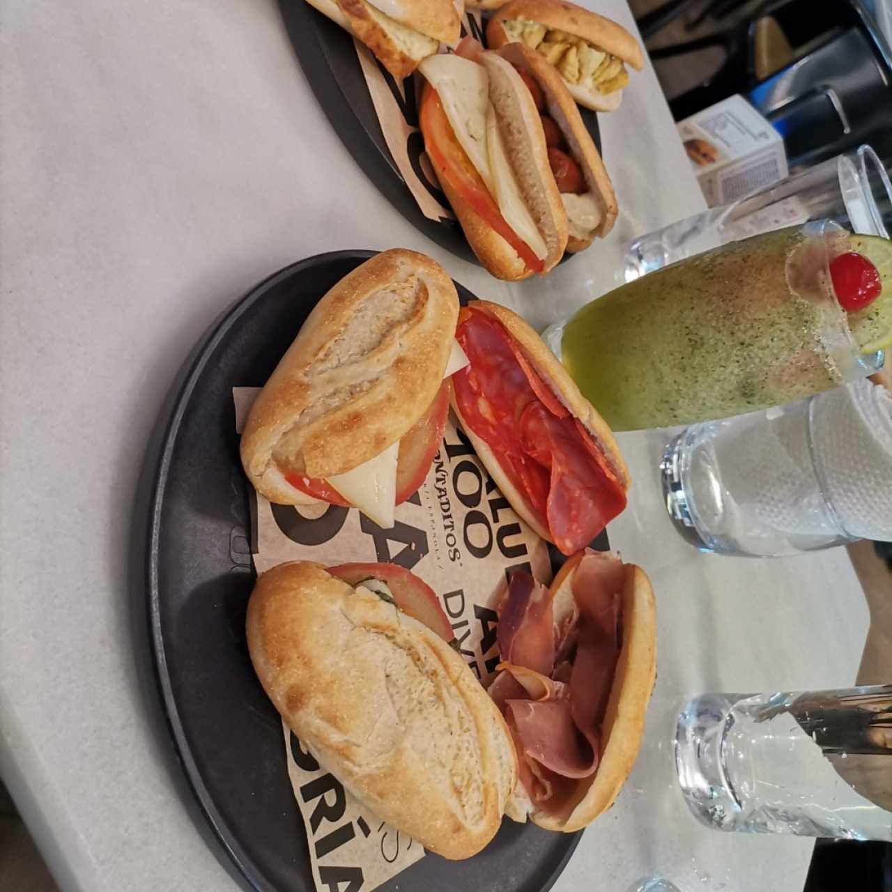 JAMON SERRANO, MOZZARELLA, LECHUGA, TOMATE Y PESTO