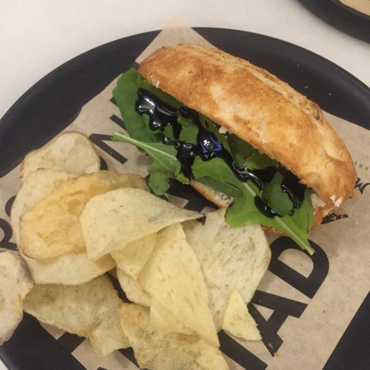montadito de queso de cabra con rugula reducción salsa balsamica