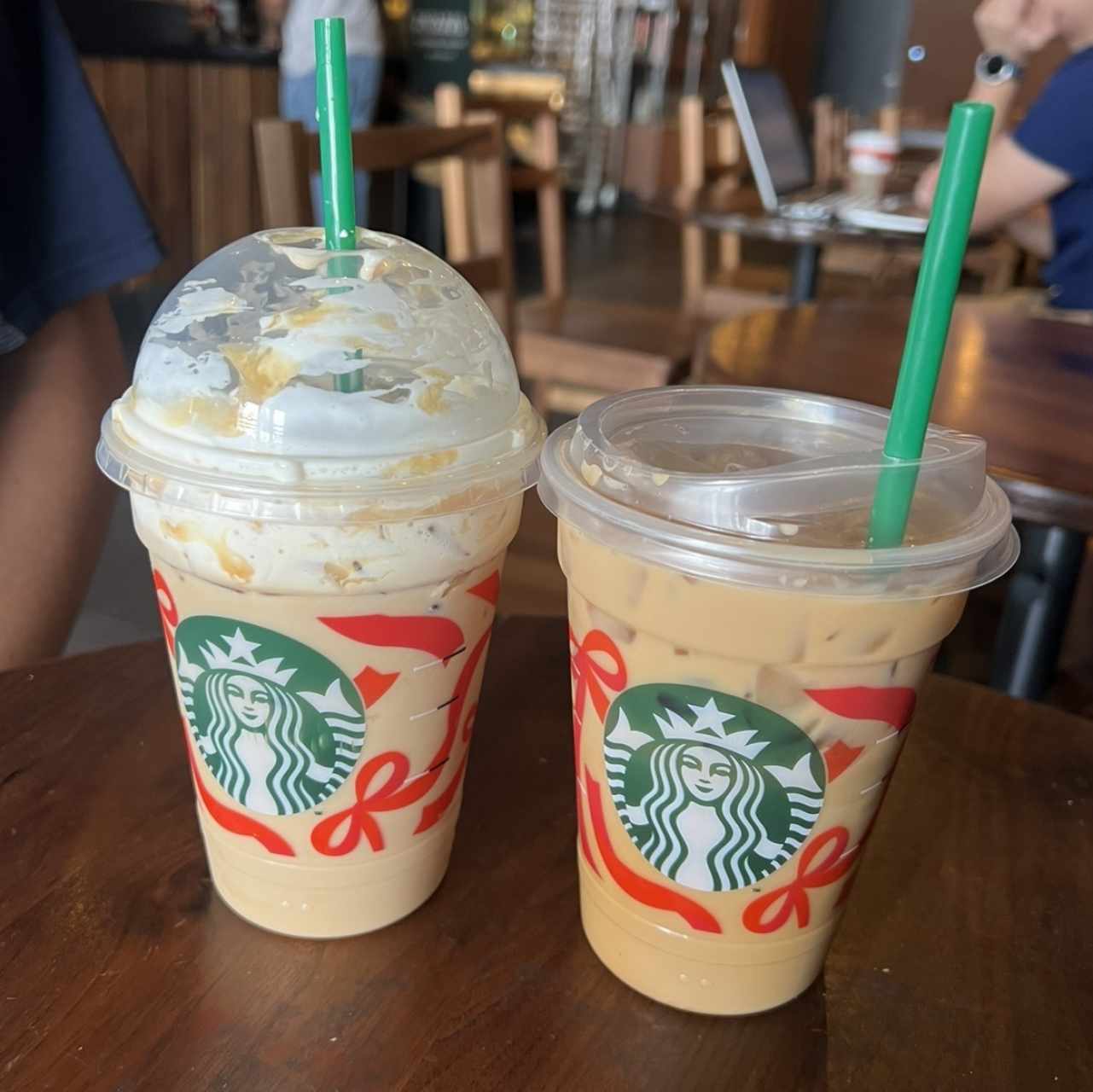 Caramel Brûle Latte Frío con crema batida y sin crema