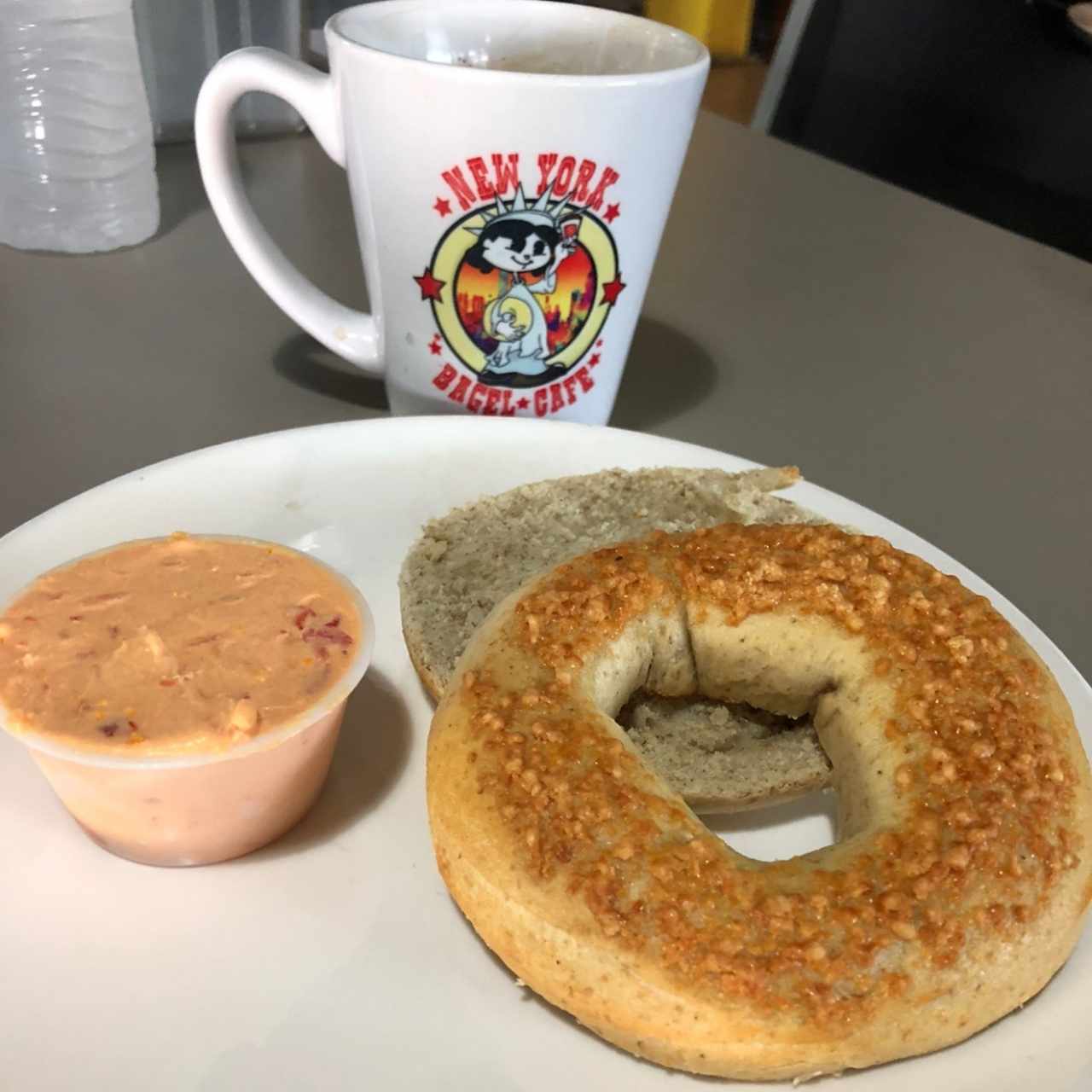 Bagels - Bagel de parmesano + Sundried tomato cream cheese