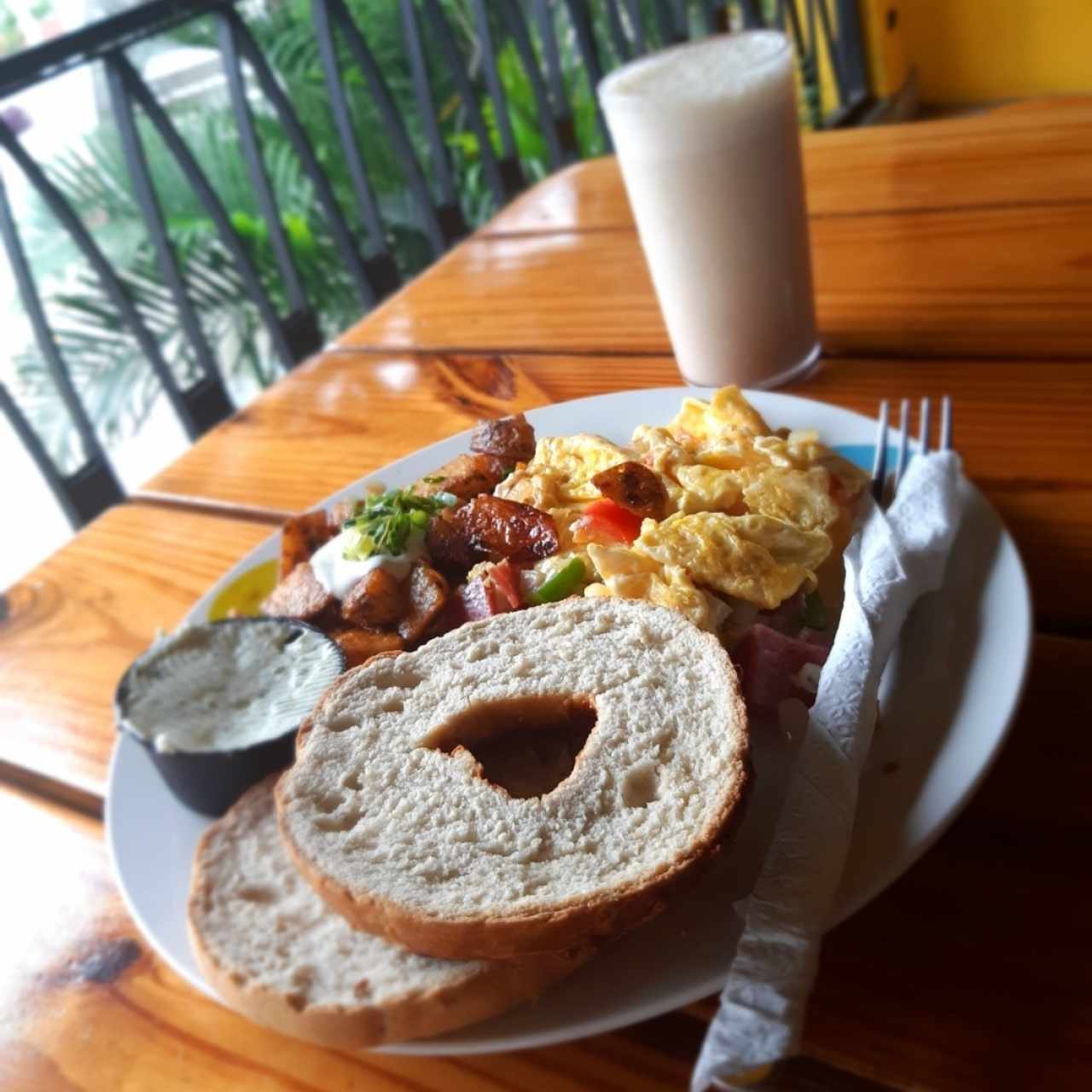 Chicago omelette con bagel de cheddar y queso crema con cebollina