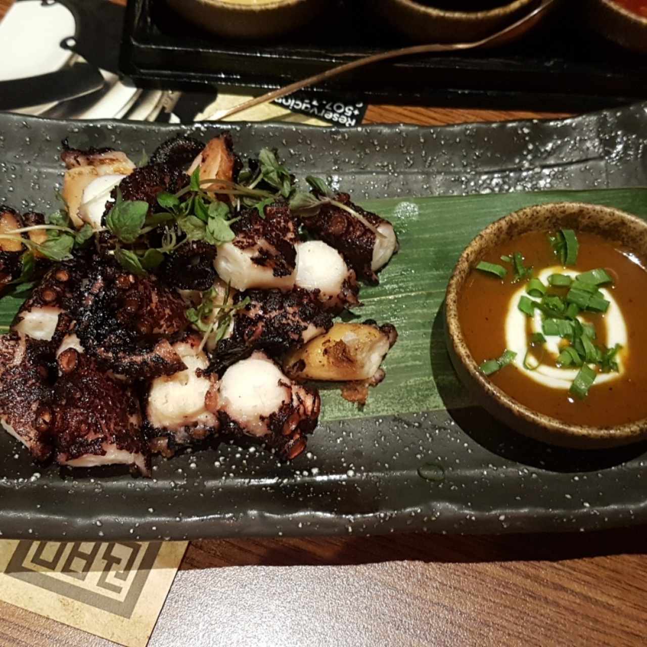 Pulpo al grill con salsa de curry y yogurt