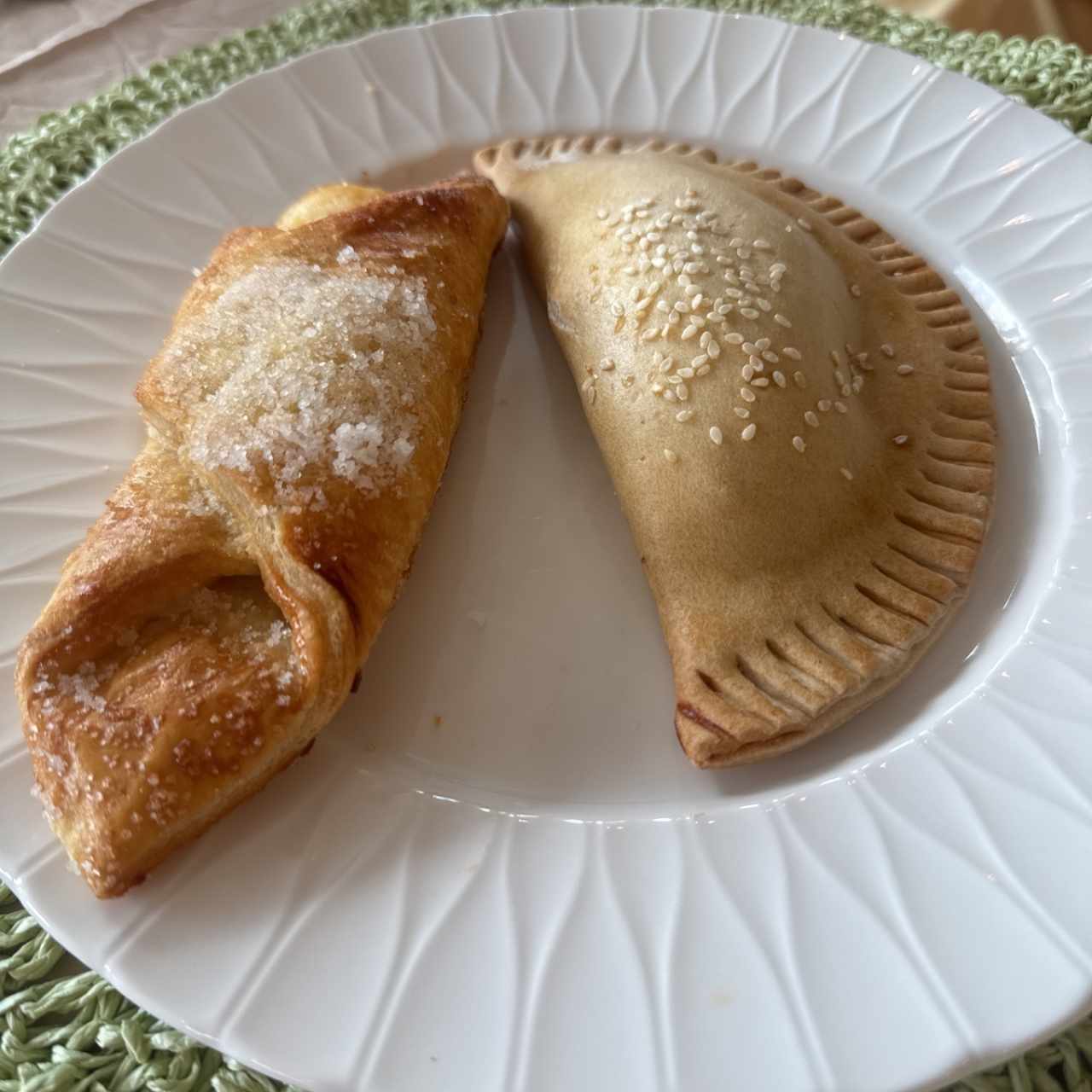 Quesito azucarado y empanada