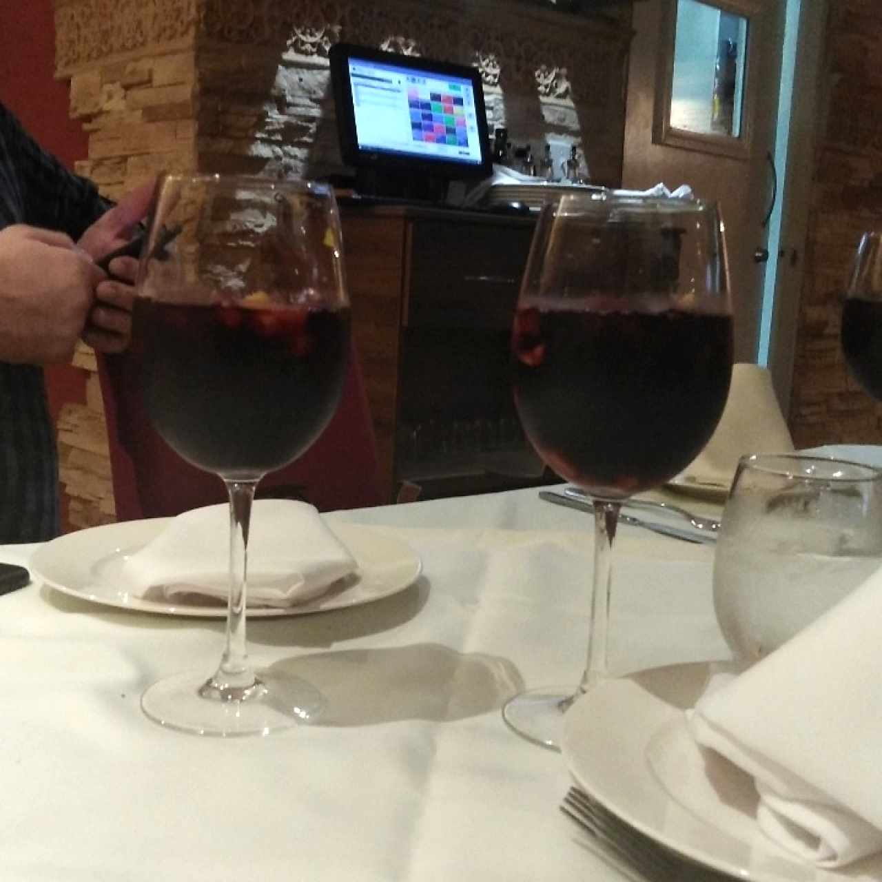 esta noche el placer del paladar se lo ha ganado esta maravillosa sangria roja junto al show de baile que nos brinda el restaurante y hace que nuestra estancia sea agradable. 