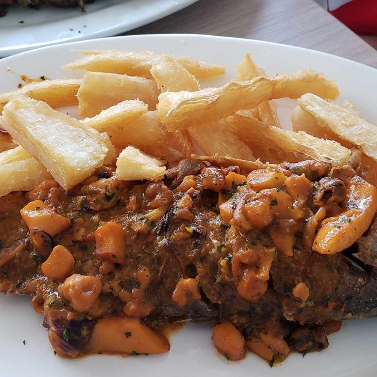 Corvina a lo macho con yuca.