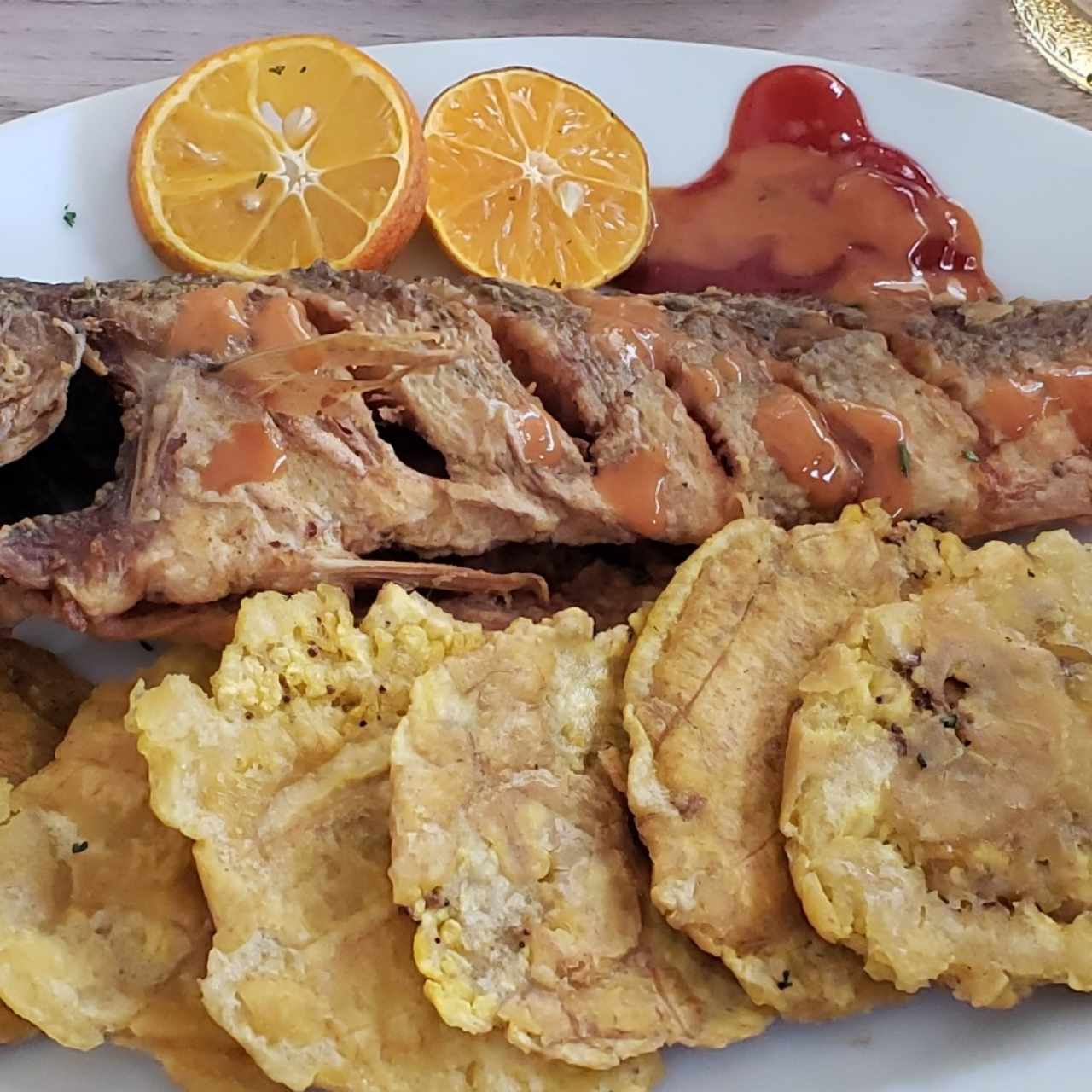 Corvina entera con patacones