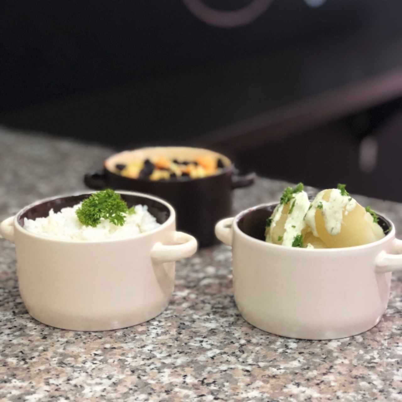 acompañamientos: arroz Blanco, yuca hervida y ensalza Fiesta