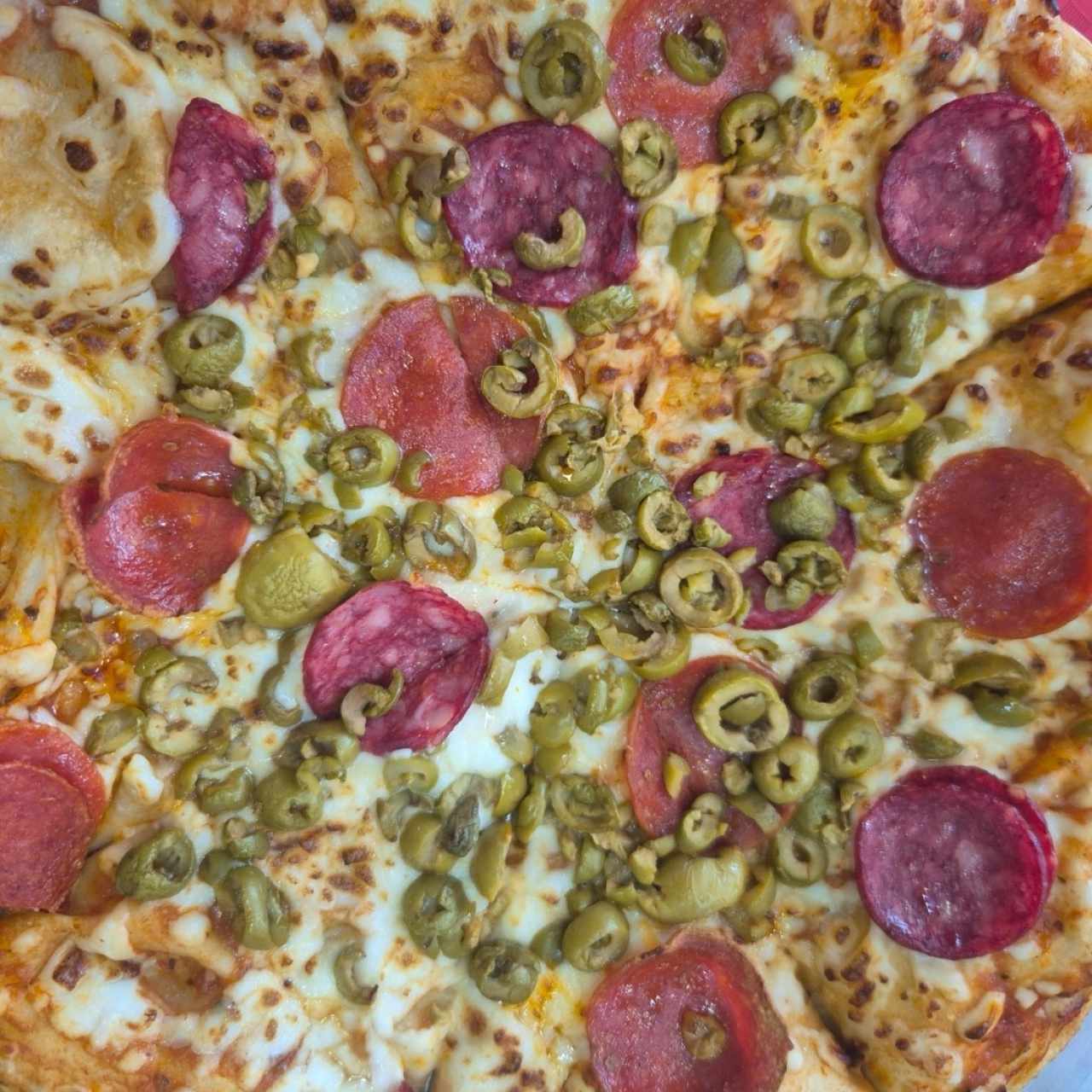 Combo pizza regular 3 ingredientes + soda .