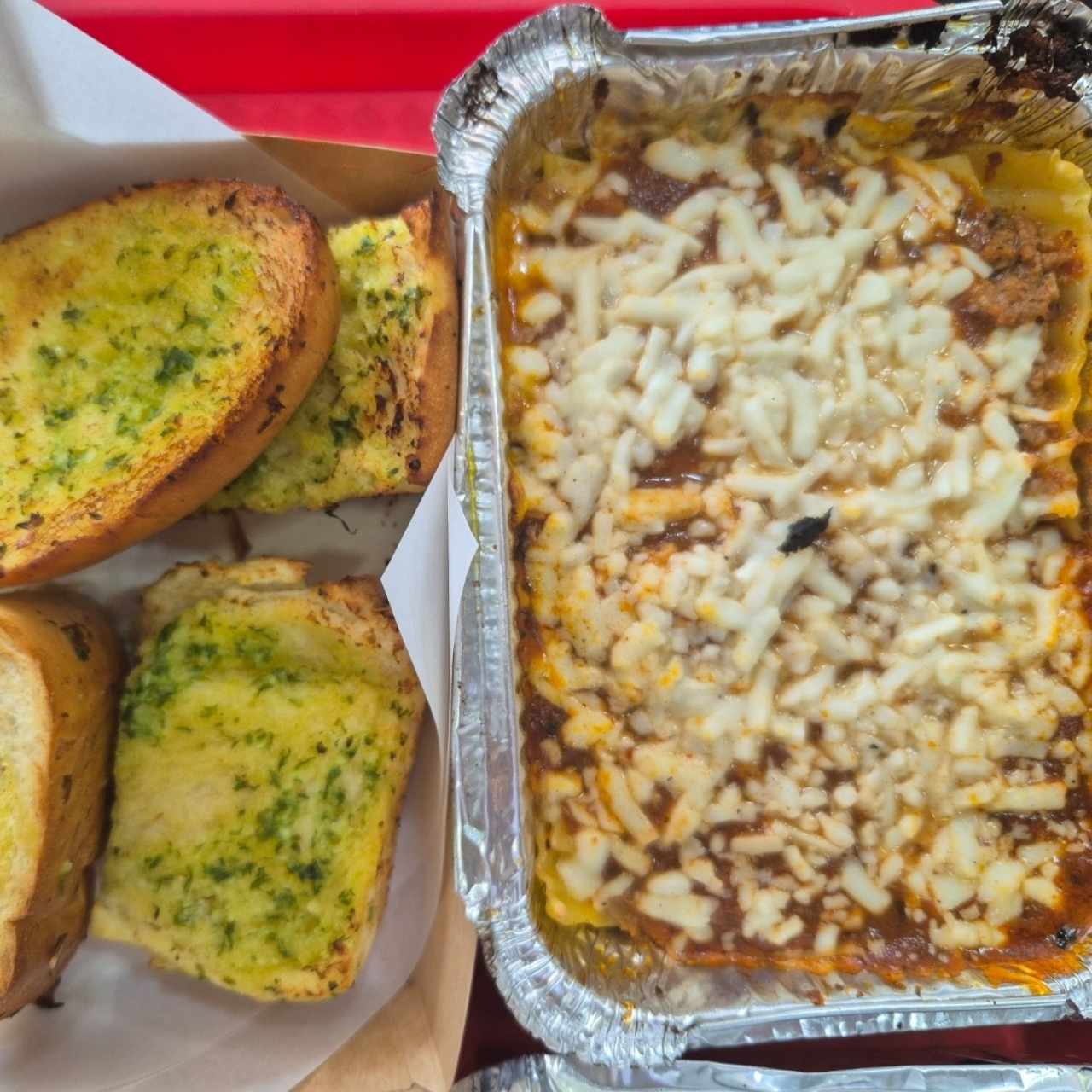 Combo lasagna con pan ajo y soda