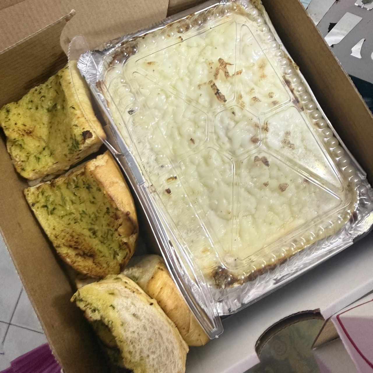 Combo lasagna con pan ajo y soda