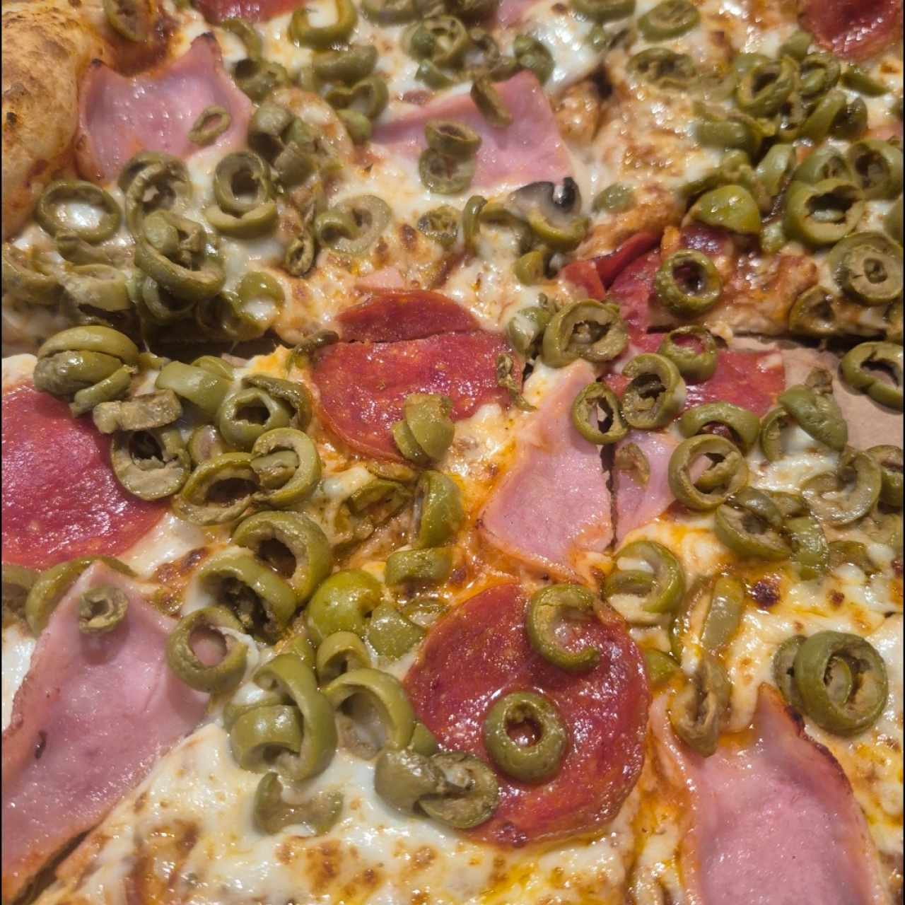 Combo pizza regular 3 ingredientes + soda .
