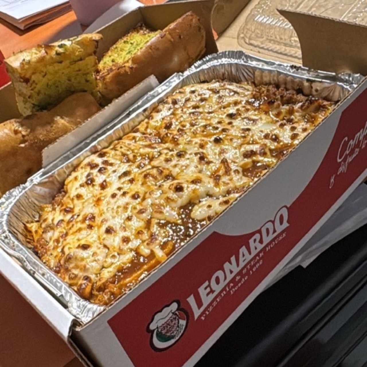 Combo lasagna con pan ajo y soda