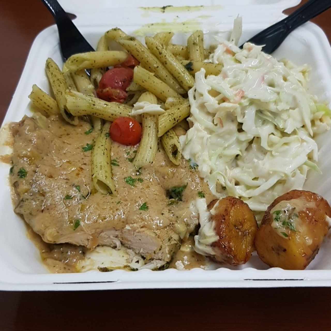 filete de pollo pasta capresse, ensalafa y platanos maduro