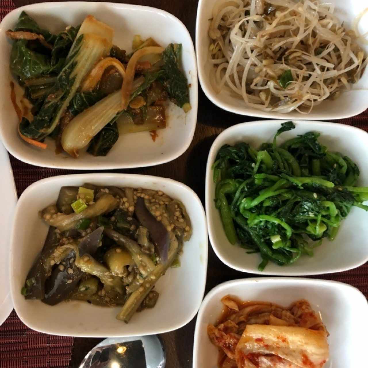 guarniciones incluye kimchi