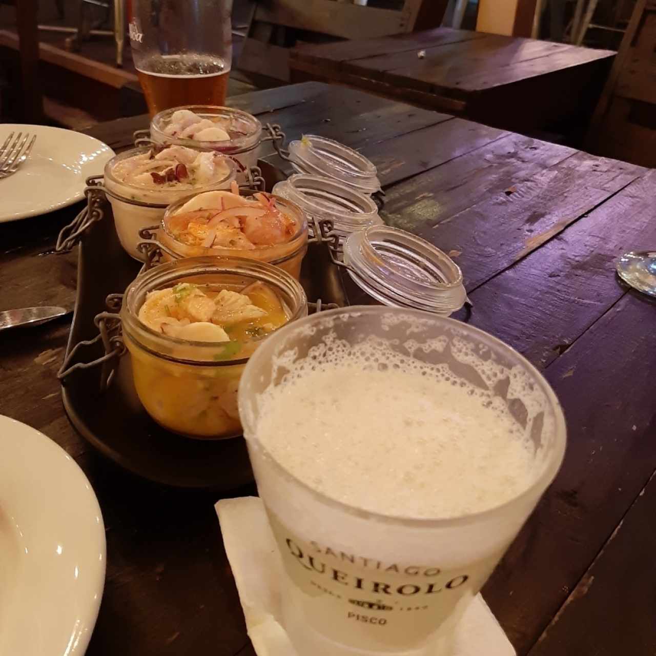 Cuarteto de ceviches, pisco sour y Cusqueña