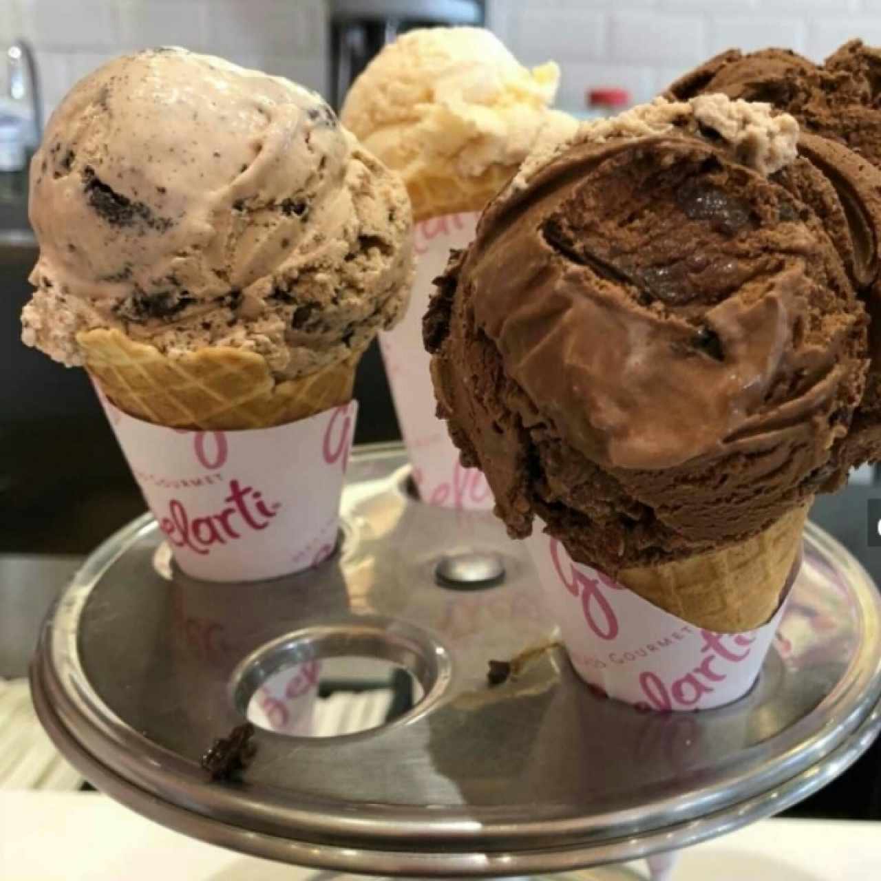 Conos de brownie, chocoalmendra y amaretto.