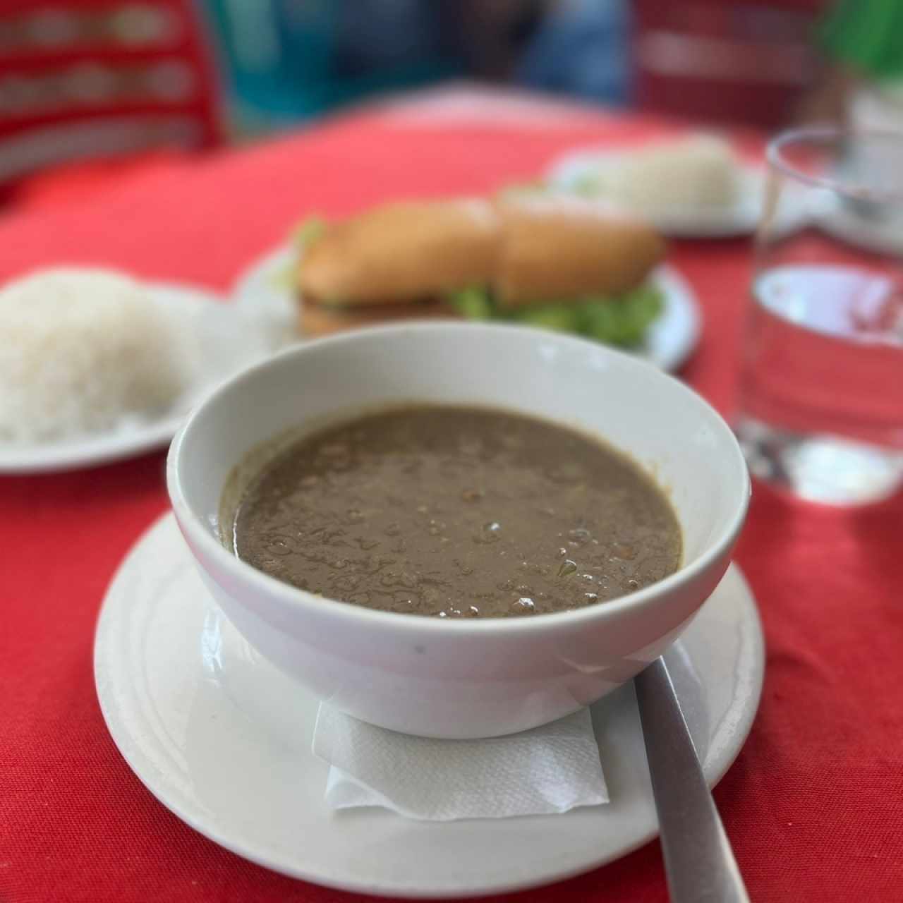 Sopa de lentejas con carne (viene acompañada con arroz o pan viril)