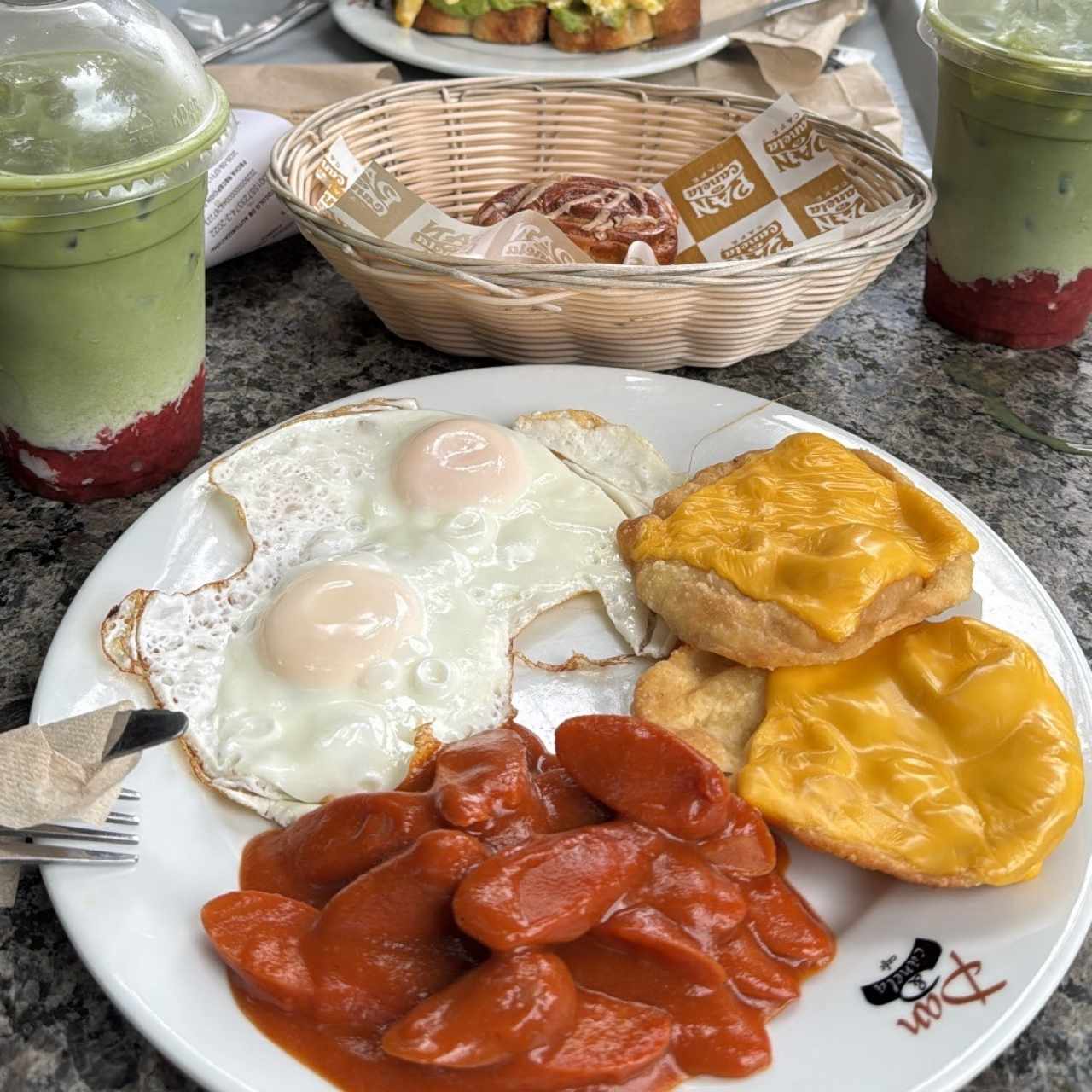 Desayuno patrio y matcha con fresa 
