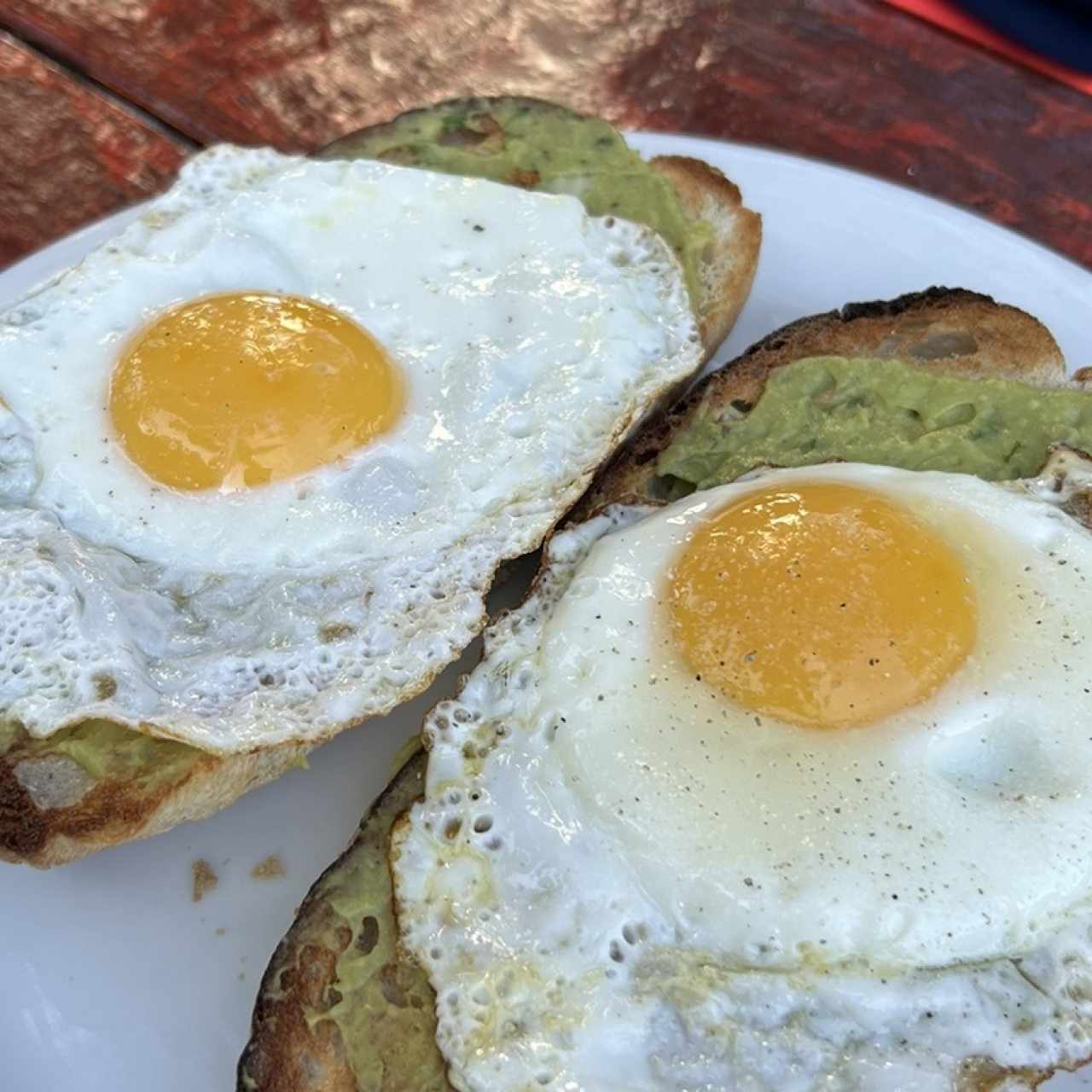 Tostadas con aguacate y huevo