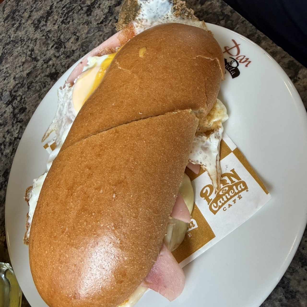Emparedado de Huevo y jamón