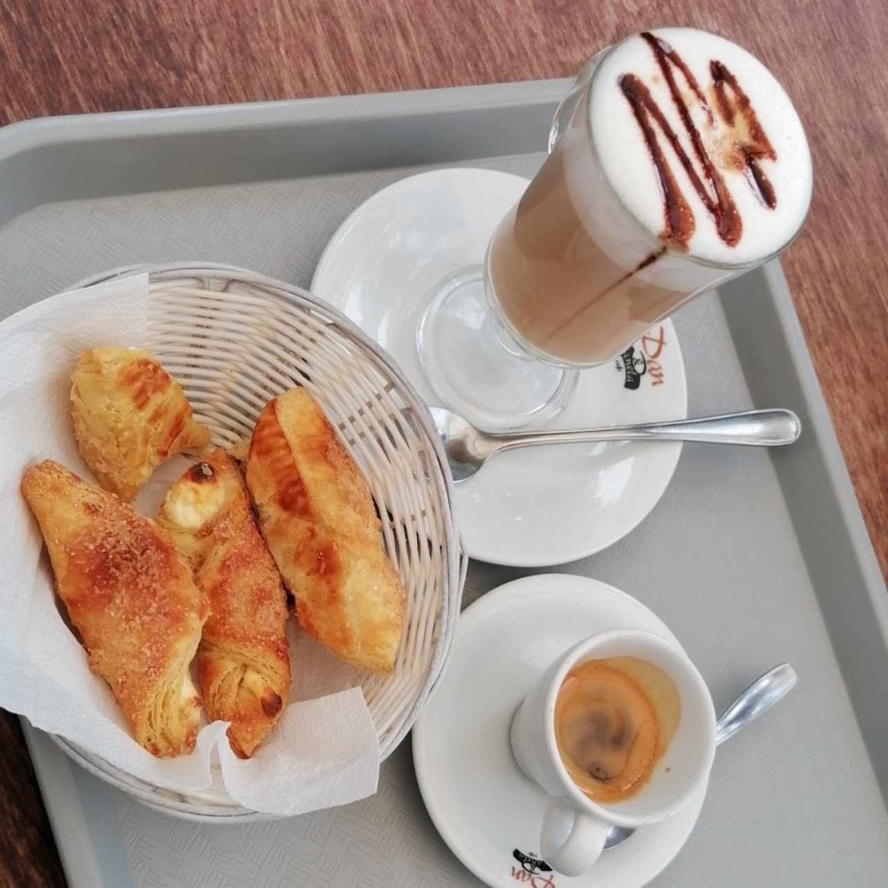 Quesito, cappuccino y expreso 
