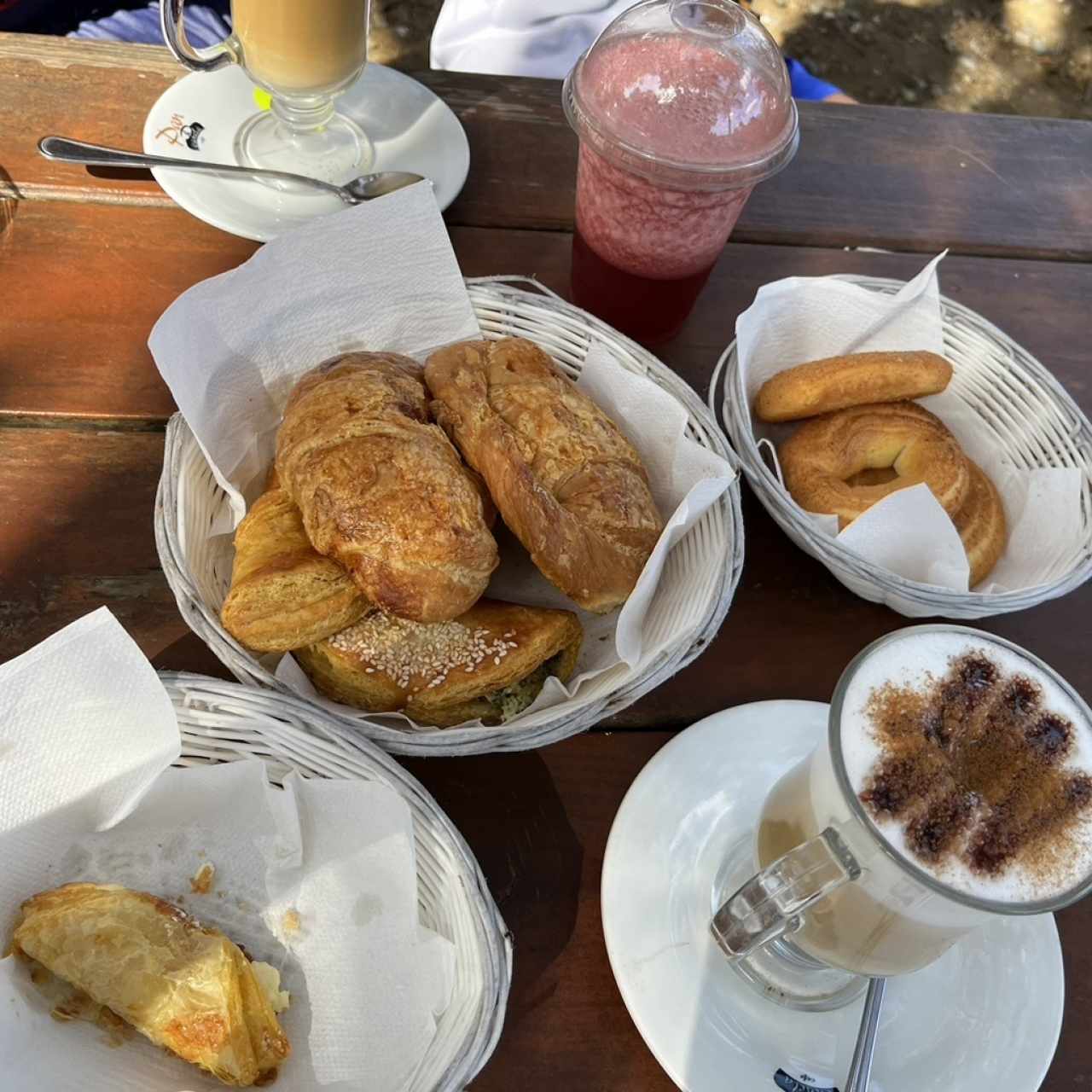 Quesito, empandas, croissant, pan bono, jugo de mora, capuchino
