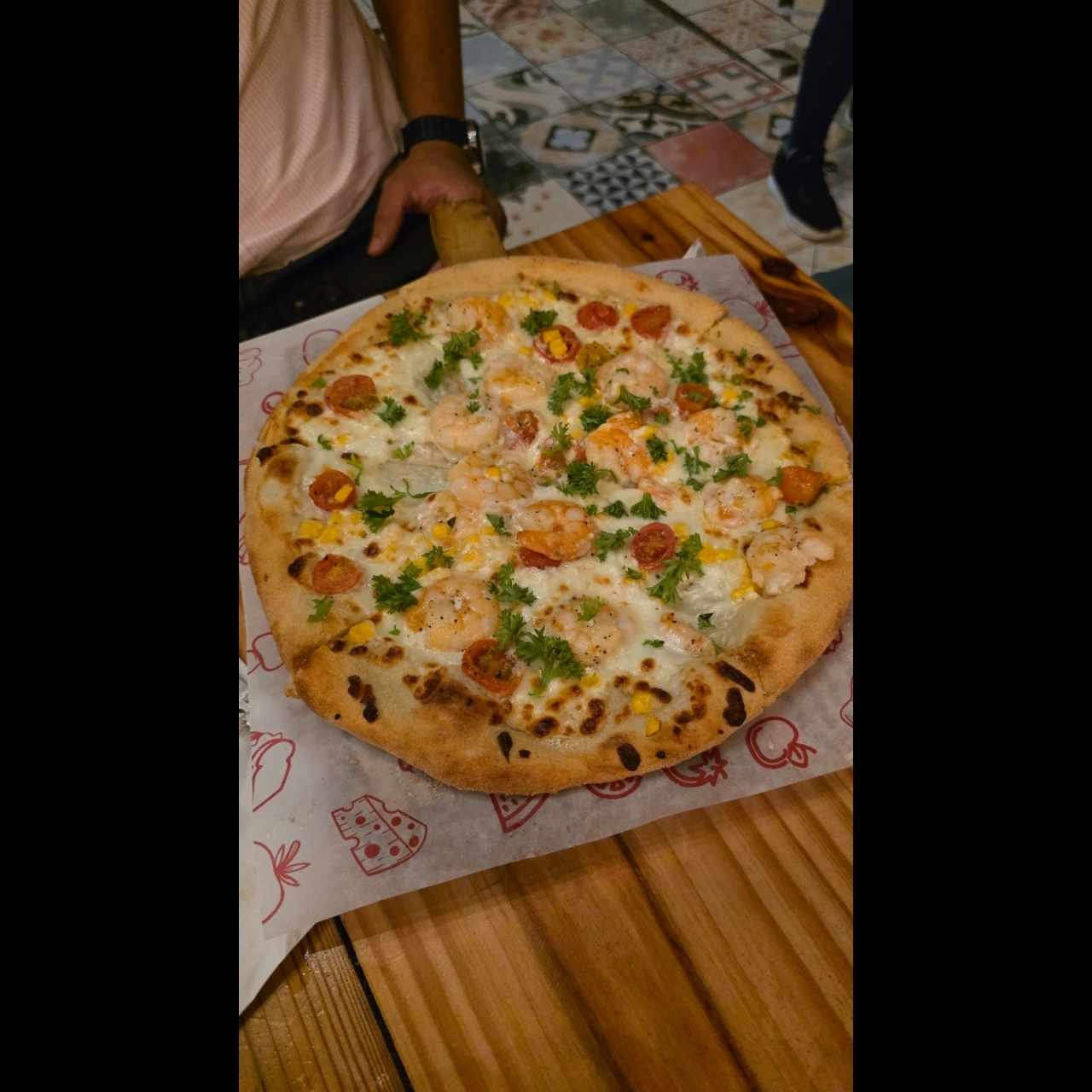 pizza fiesta sobre el mar