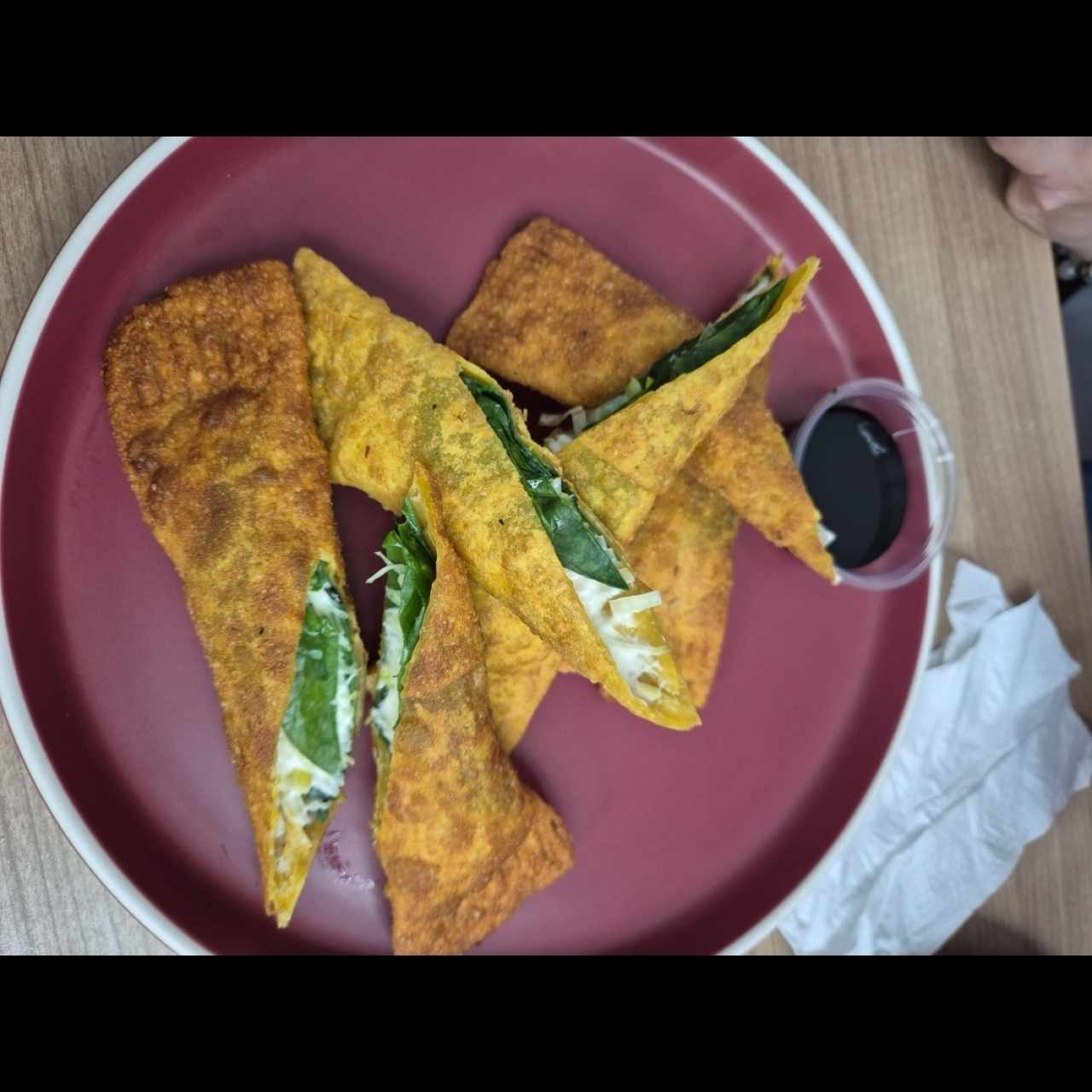 Wanton relleno con espinacas y queso
