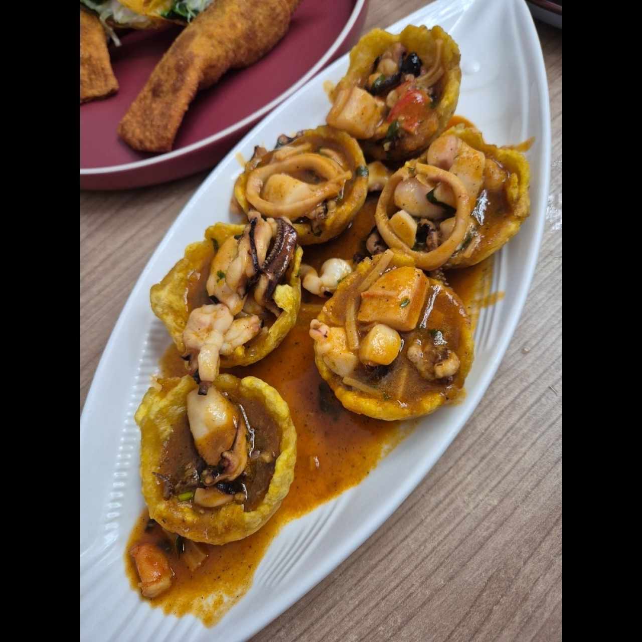 Patacones rellenos de Mariscos Calientes