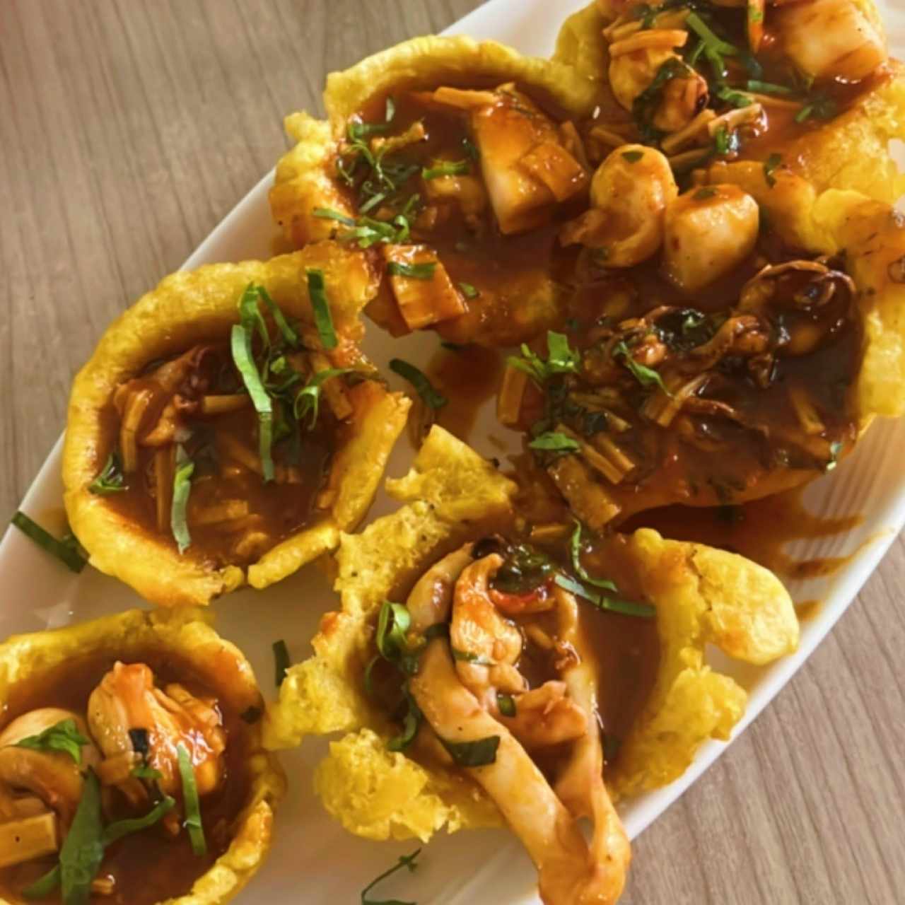 Patacones rellenos de Mariscos Calientes