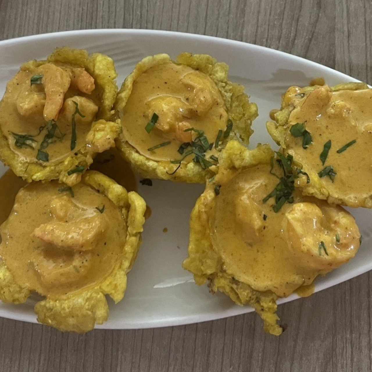 Patacones rellenos de Mariscos Calientes