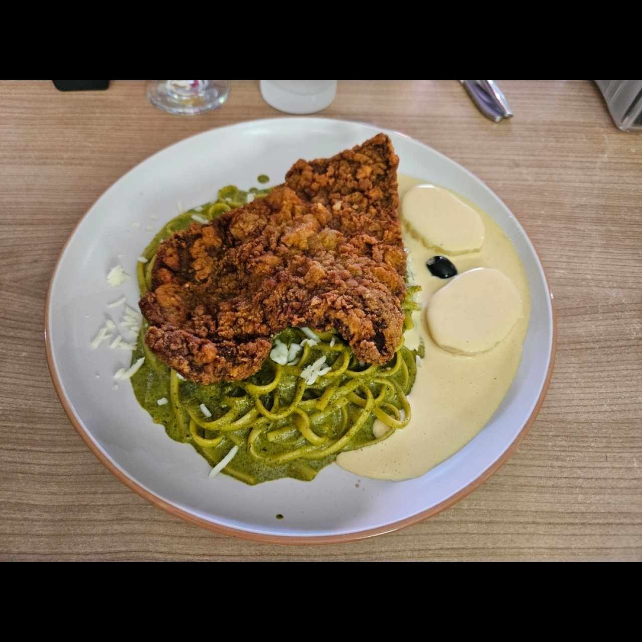 Tallarin verde con Milanesa de Res