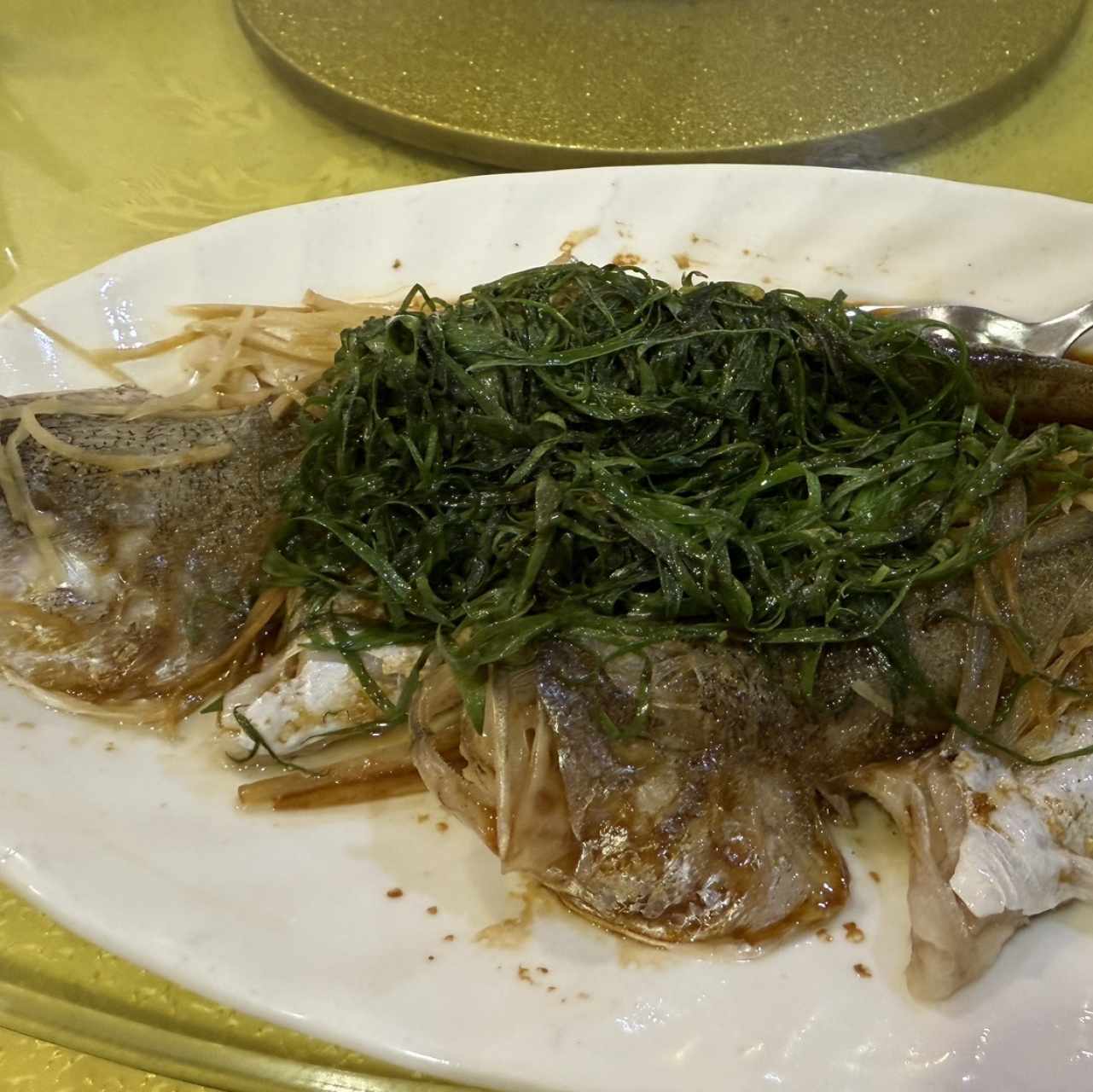 Guabina al vapor con jengibre y cebollina