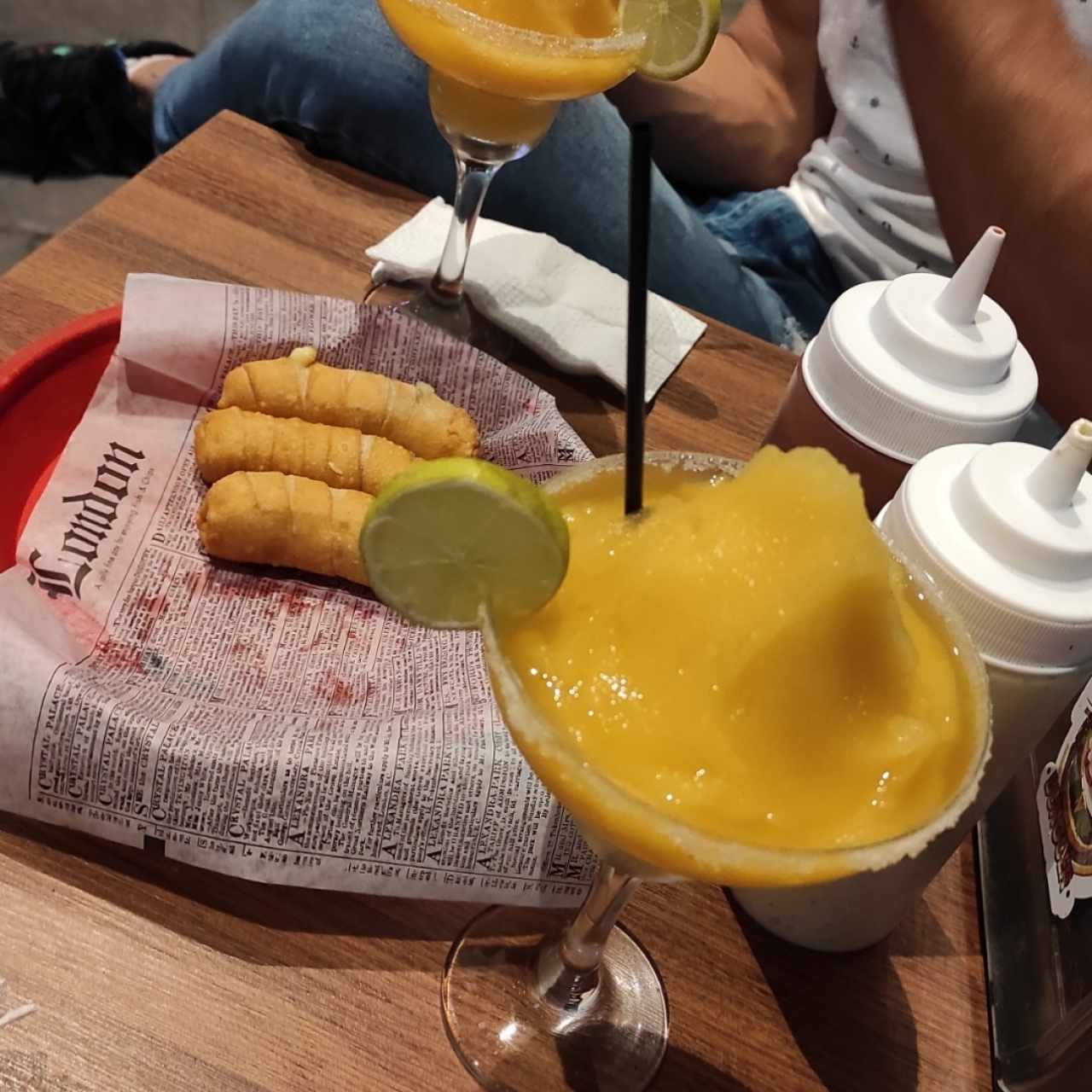 margarita de maracuyá y los tequeños nunca faltan 