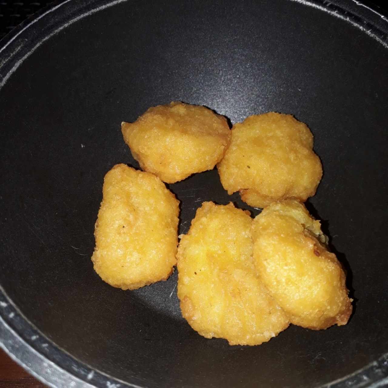 buñuelos de maíz y pollo