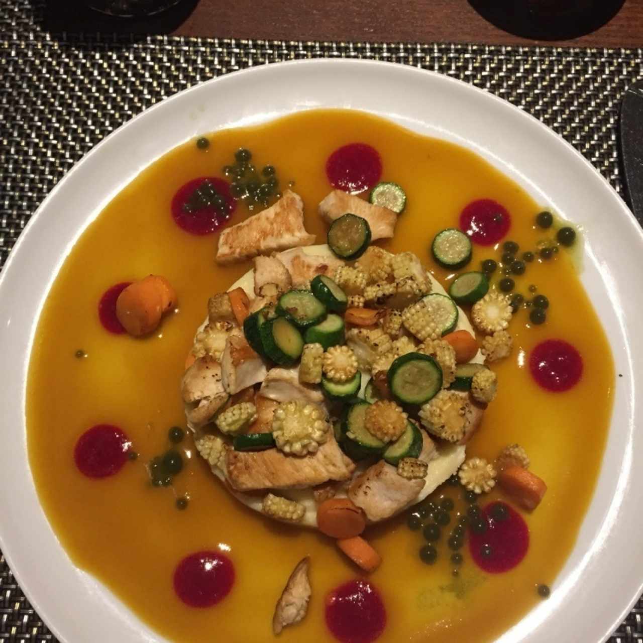 Pollo con mango ahumado